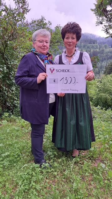 Die symbolische Spendenübergabe von Anni Seitinger  (rechts) von der Singrunde Frauenberg an Brigitte Kraker, Obfrau der Vinzenzgemeinschaft St. Lorenzen-St. Marein | Foto: Vinzenzgemeinschaft
