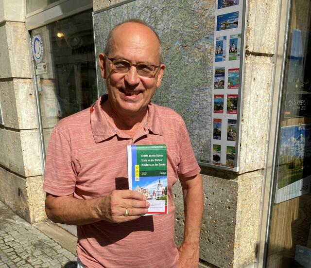 Eine Wanderkarte mit zeitgeschichtlichen Ausflugstipps als Geschenk der Buchhandlung Schmidl | Foto: Alfred Gausterer