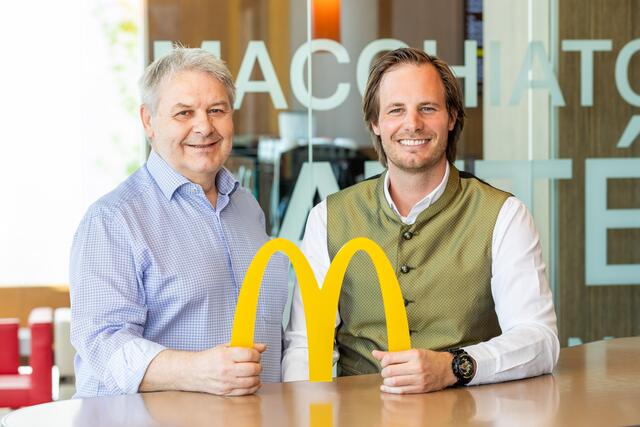 Richard Jäger (r.) führt ab sofort das McDonald’s-Restaurant in Freistadt. Der bisherige Franchisenehmer Karl Zollhuber (l.) tritt in den wohlverdienten Ruhestand. | Foto: McDonald’s Österreich