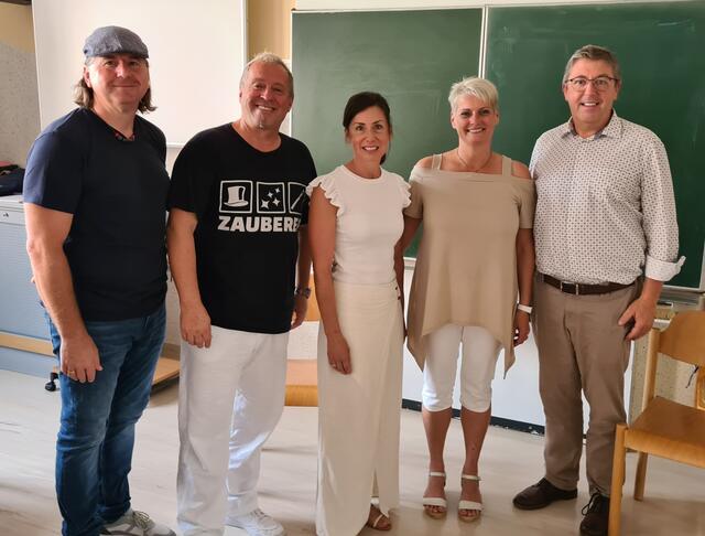 Beim Generationentalk in Riegersburg: WB-Obmann Hans Jürgen Kaufmann, Zauberer Peter Deville, Christina Thir, Marion Deville und Willibald Urschler(v.l.) | Foto: WB Riegersburg