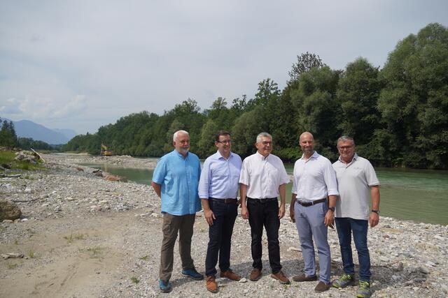 Von links: Michael Bungart (Gewässerbewirtschaftung Wasserbau), Bürgermeister Andreas Hasenöhrl (Wals-Siezenheim), Landesrat Josef Schwaiger, Dominik Rosner (Abteilungsleiter Wasser) und Günther Huber (Wasserbau). | Foto: Emanuel Hasenauer