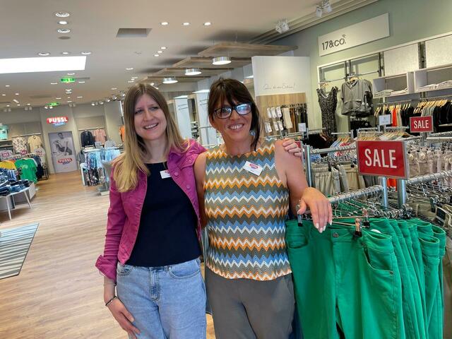 Magdalena mit Verkaufsleiterin Renate Brumüller: Bester Kundenservice durch das top motivierte und kompetente Modeteam. | Foto: Schwameis