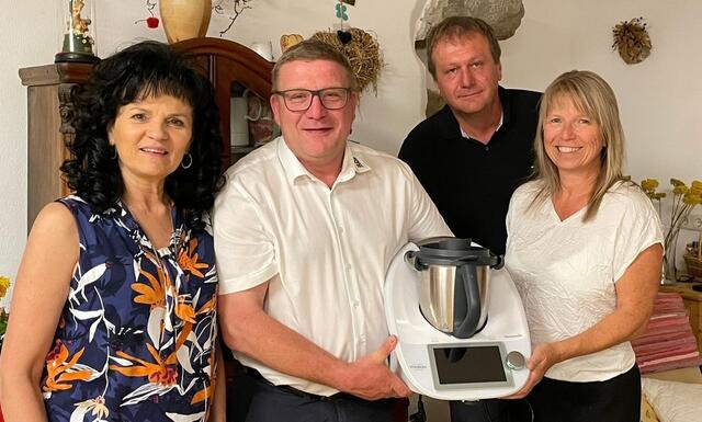 Bürgermeister Martin Kapeller (2.v.l.) überreicht den Thermomix. | Foto: Privat