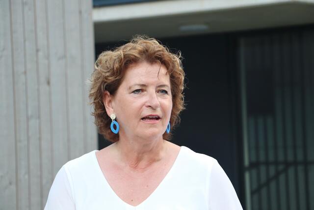 LR Ursula Lackner: "Es ist von großer Bedeutung, dass Klima- und Naturschutz auch im Wohnbau mitgedacht werden. Naturnahe Flächen sind der beste Schutz gegen die Auswirkungen des Klimawandels - wie zum Beispiel Hitze, und eine Bereicherung für die Artenvielfalt.  | Foto: Edith Ertl
