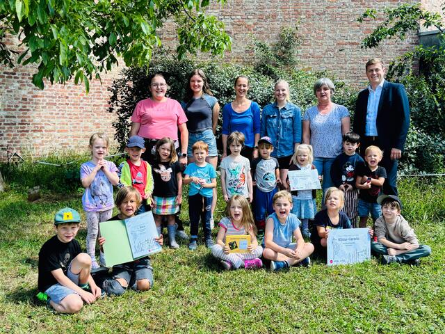 Umwelt- und Klima-Landesrat Stefan Kaineder mit Pädagoginnen und Kindern aus dem Kindergarten Puchenau. | Foto: Land OÖ/Veronika Kiesenhofer
