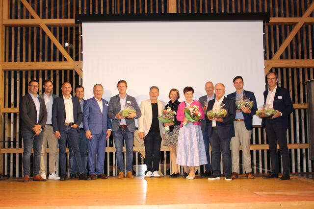 Gerhard Veichtlbauer, WB-Obmann Ostermiething, WB-Vorstandsmitglieder Florian Reitsammer, Hanspeter Widl, Hans-Peter Nußbaumer und Franz Schuster, CEO Dach Medical Group Holding AG Paul Sprenger, Hausherr Franz Buchner, OA-Mitglied Alexandra Maier, Helga Mayr, Bürgermeister Gerhard Holzner, Karl Mayr, Teamleiter Umwelt Inspiralia GmbH Lukas Kager, und der stv. ärztliche Direktor des Barmherzigen Brüder-Krankenhauses Salzburg Helmut Weisst (v. l.). | Foto: Richard Graf