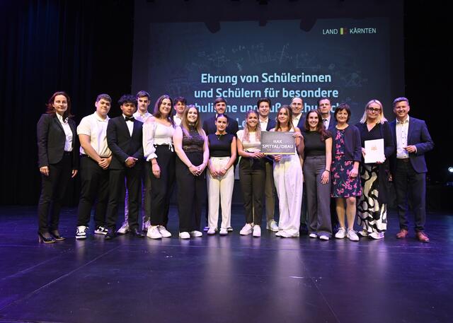 Diese Schüler wurden für besondere Leistungen geehrt. | Foto: Protokoll Land Kärnten/Bauer