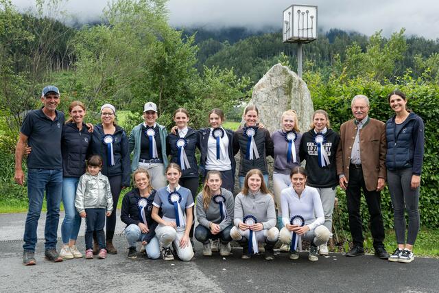 Sieger &amp; Platzierte Derby
v.l.n.r. stehend: Obmann Michael Mayer, Ausbildnerin BA Mirjam Mayer, Stefanie Lindner, Heidi Marini, Nina Handel, Hanna Haslwanter, Carina Lipp, Julia Klingenschmid, Angela Kirchmair, Lois Kaltenböck, Ausbildnerin BSc Laura Mayer
v.l.n.r. kniend: Dr. Sarah Bitschnau-Wieser, Miriam Schmoigl, Lena Brugger, Lena Angerer, Anna Mader  | Foto: Johann Jennewein