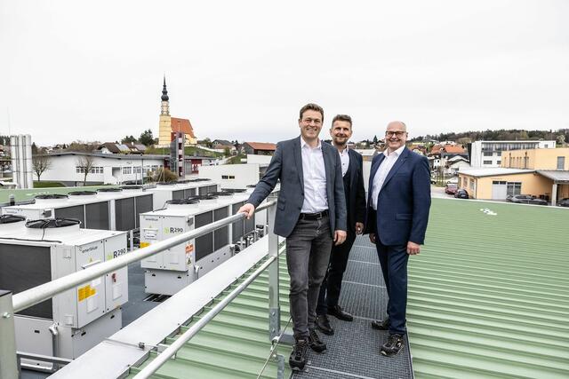 Landesrat Stefan Kaineder (li.) mit Franz Baischer (re.) und Andreas Karrer(Mi.) von B&amp;R. | Foto: Land OÖ/Tina Gerstmair