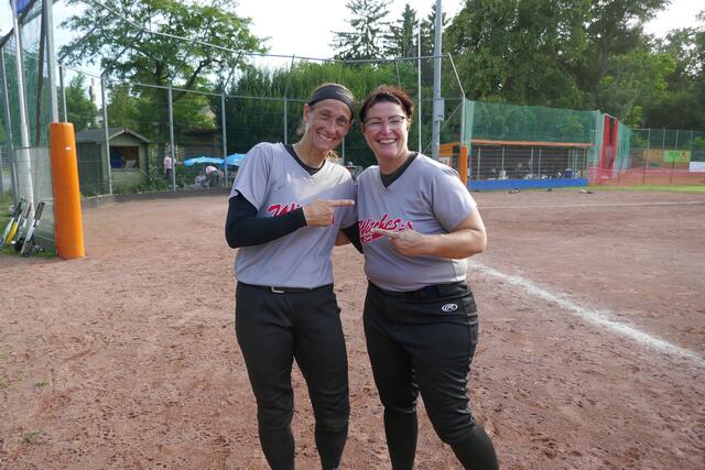 Martina Lackner-Keil (li.) und Gabi Hardinger freuen sich über das Revival als Pitcherin und Catcherin | Foto: Witches Linz