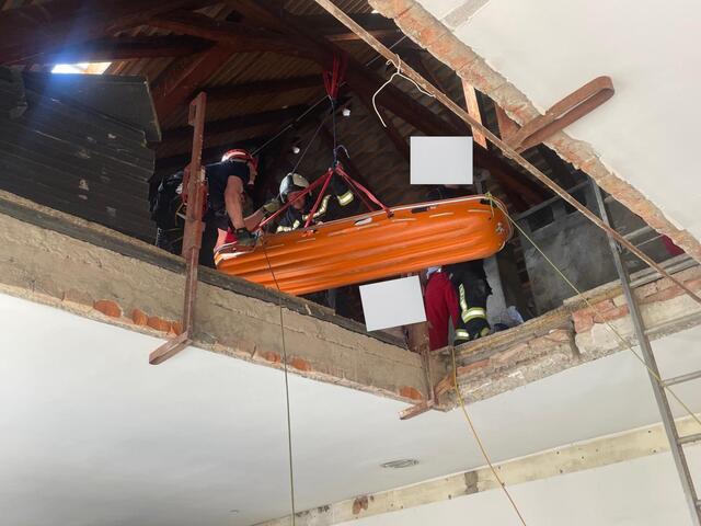 Hier wird der Mann gerettet. | Foto: Berufsfeuerwehr Klagenfurt am Wörthersee