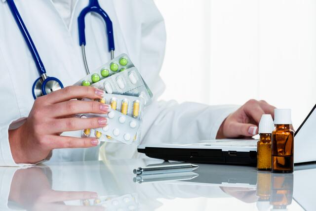 Bund, Länder und Sozialversicherung haben ihre Schwerpunkte für die Digitalisierung des Gesundheitswesens am Mittwoch präsentiert. Die "eHealth-Strategie Österreich" umfasst acht Ziele, um die Versorgung der Menschen in Österreich zu verbessern. So sollen Arzttermine ab 2026 flächendeckend über die Hotline 1450 gebucht werden können, auch Videokonsultationen sollen dann breit verfügbar sei.  | Foto:  Fotolia/ Gina Sanders