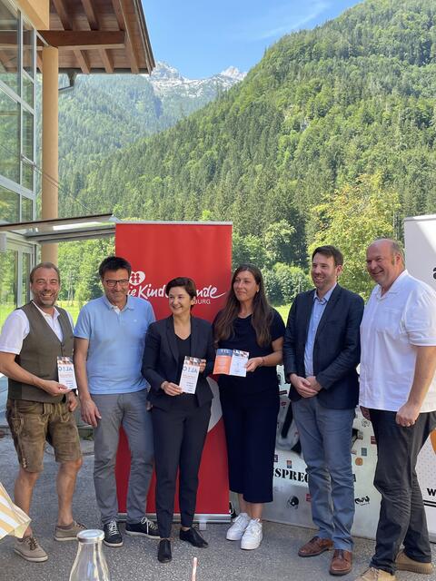 Vlnr.: Michael Lackner (Bürgermeister von St. Martin), Josef Hohenwarter (Bürgermeister von Weißbach), LH-Stellvertreterin Marlene Svazek, Marlene Kopp (Leiterin des Pilotprojektes), Florian Juritsch (Bürgermeister von Unken) und Norbert Meindl (Bürgermeister von Lofer und Obmann des Regionalverbandes Salzburger Saalachtal). | Foto: Sarah Braun