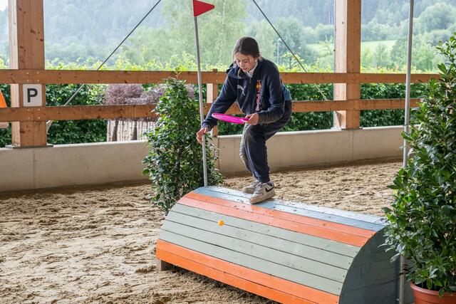Hanna Haslwanter im Stechen nach dem Derby bei einer der Geschicklichkeitsstationen | Foto: Johann Jennewein