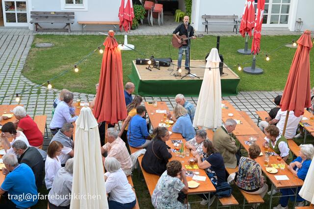 Austropop-Sänger Kurt Reisinger sorgt bei den Gästen für musikalische Unterhaltung. | Foto: Ernst Tragl