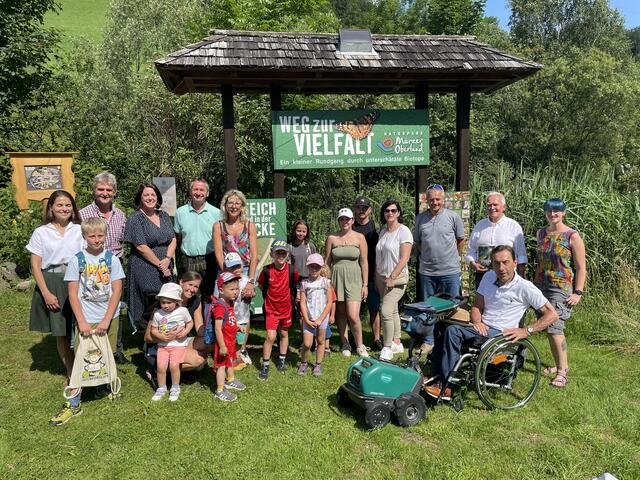 Offizielle Eröffnung vom "Weg zur Vielfalt" mit dem Initiator Erwin Gruber (re.), Vertreterinnen und Vertreter vom Naturpark Mürzer Oberland, der Politik, der Leader-Aktionsgruppe Mariazellerland-Mürztal, Kindern vom Kindergarten Kapellen und Buchautor Werner Brunner. | Foto: Koidl