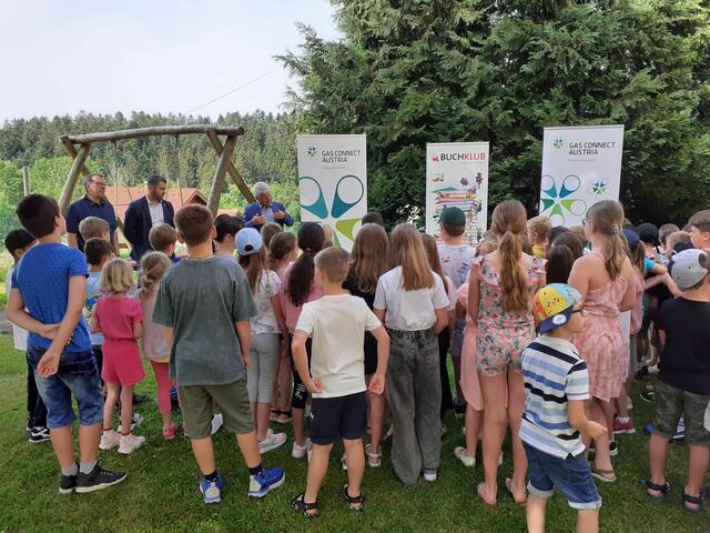 Richard Gabriel (Direktor Volksschule Neustift im Mühlviertel), Christoph Bauer (Bürgermeister Gemeinde Neustift im Mühlviertel), Peter Haselberger (GCA) mit Kindern der VS Neustift.
 | Foto: Buchklub