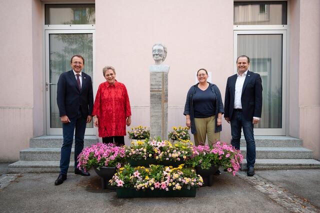 Temporärer Ortswechsel für die Mater Margarete Schörl-Büste. Bürgermeister Matthias Stadler, Erwachsenen- und Elternbildnerin, Schriftstellerin und Schörl-Expertin Doris Kloimstein,  Leiterin des Büros für Diversität St. Pölten Martina Eigelsreiter und Kulturabteilungsleiter Alfred Kellner  | Foto: Arman Kalteis