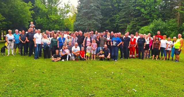 Am Spielplatz Sommerlandstraße trafen sich die Bewohner, um gemeinsam zu feiern.  | Foto: Stadtarchiv Ansfelden