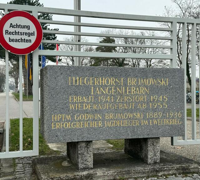 Gedenkstein des Fliegerhorsts in Langenlebarn. | Foto: FPÖ