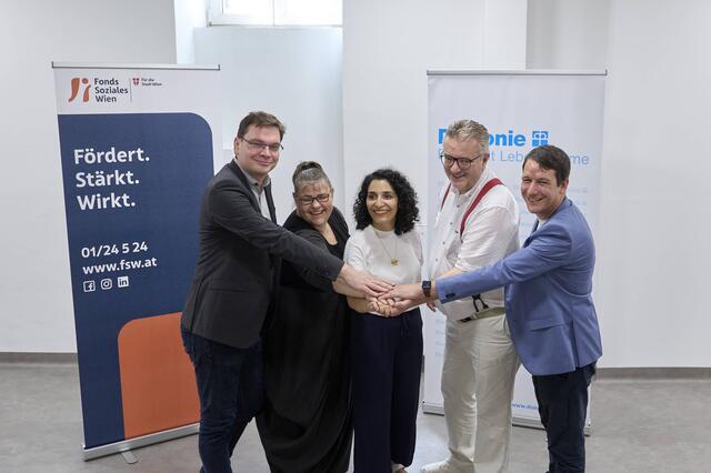 v.l.: Wolfgang Ersnt, Direktor der Diakonie; Alexandra Gröller, Geschäftsführerin der Diakonie ; Bezirksvorstherin Saya Ahmad; Sozialstadtrat Peter Hacker und Markus Hollendohern, Leiter der Wiener Wohnungslosenhilfe im FSW waren bei der Eröffnung dabei. | Foto: Markus Wache