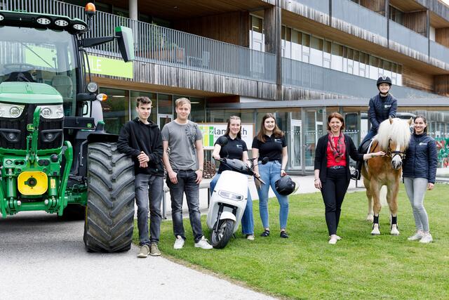 Absolventen der landwirtschaftlichen Fachschulen mit Agrar-Landesrätin Michaela Langer-Weninger (ÖVP, 3. v. r.). | Foto: Land OÖ/Haag