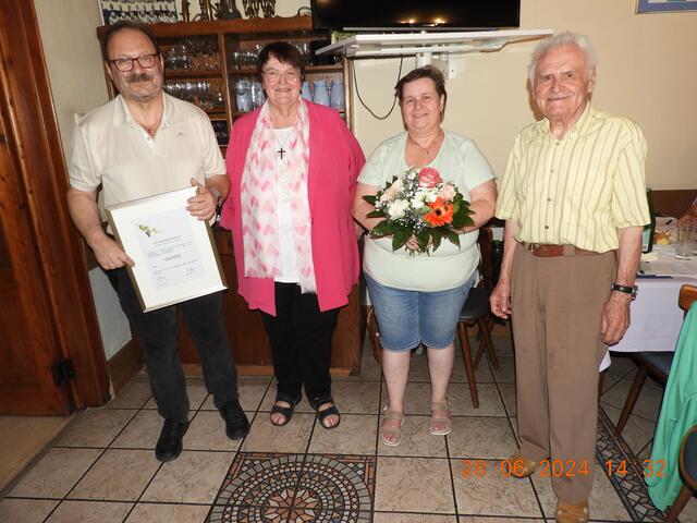 Martha Pratter (2.v.l.) und Alois Stangl (r.) bedankten sich persönlich bei Familie Frühwirt für das Engagement. | Foto: RMA