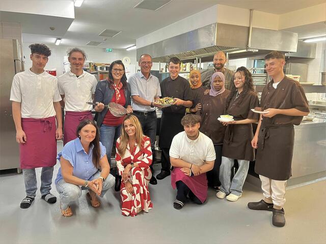 Bei Jugend am Werk in Klagenfurt mit dem Küchenteam: Landesrätin Sara Schaar, Wolfgang Haberl (AMS; hinten 3. &amp; 4. von links), Rebecca Mutter und Elisabeth Niederer von JaW (vorne) | Foto: Büro Landesrätin Schaar