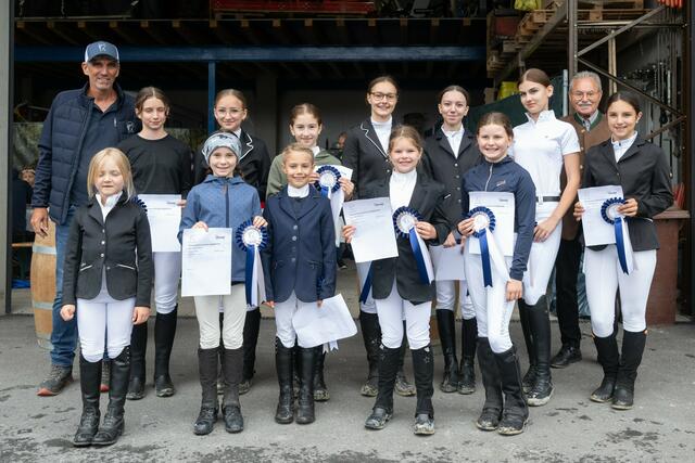 Preisverteilung Trab &amp; Galoppgruppe
v.l.n.r. hinten: Obmann Michael Mayer, Pina Koschir, Eva Gritsch, Letitia Grassegger, Lena Schneider, Elena Walch, Helena Mölk, Lois Kaltenböck, Melanie Staudacher
v.l.n.r. vorne: Johanna Happ, Lotta Brugger, Anja Steger, Emma Staudacher, Josefina Witsch   | Foto: Johann Jennewein