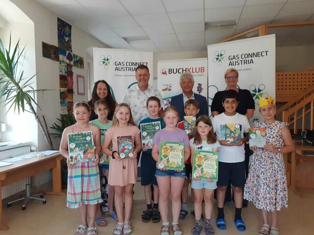 Bianca Hofmann (Volksschule Arnreit), Heinz Kobler (Bürgermeister Gemeinde Arnreit), Peter Haselberger (GCA), Lydia Grünzweig (Buchklub) mit Kindern der VS Arnreit. | Foto: Buchklub