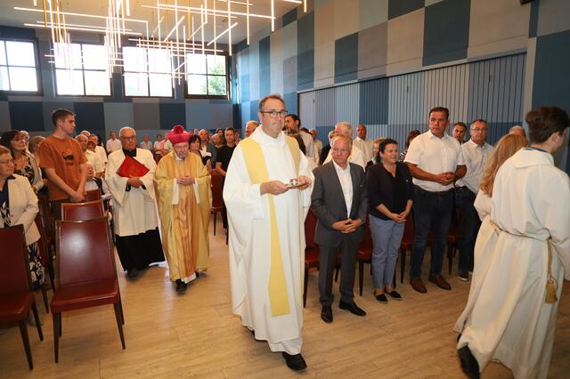 Pfarrer Markus Schöck gefällt die Neugestaltung der Kapelle am Stadtfriedhof von Feldbach. | Foto: Johann Schleich