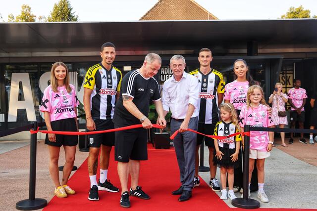 Beim feierliche Pre-Opening des neuen Lask-Fanshops an der Raiffeisen Arena durchschnitten gestern Siegmund Gruber (li.) und Heinrich Schaller symbolisch das rote Band um 19.08 Uhr. | Foto: Lask