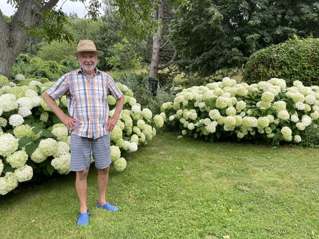 Ernst Kratky zeigt uns seine Gartenoase. | Foto: Victoria Edlinger