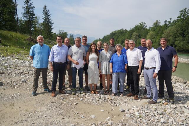 Beim Hochwasserschutzprojekt an der Saalach in Wals-Siezenheim: das Referat Wasserbau mit Landesrat Josef Schwaiger.  | Foto: Emanuel Hasenauer