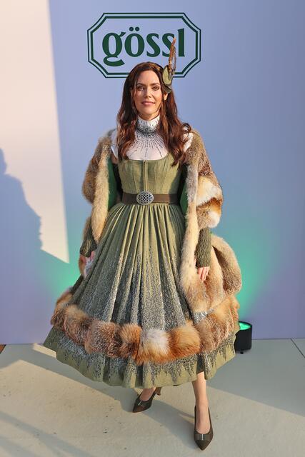 Im Bild: Die akademische Jagdwirtin Christine Fischer im Gössl Couture Dirndl No #4 | Foto: Uwe Brandl