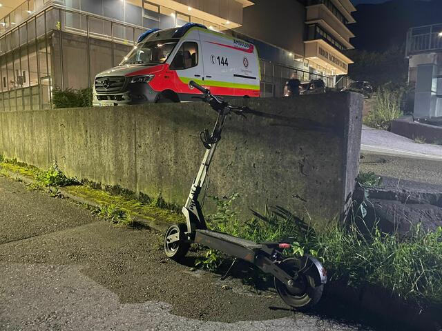 Drei Jugendliche waren am Montagabend in Kufstein zusammen auf einem E-Scooter unterwegs und kamen zu Sturz.  | Foto: ZOOM.Tirol