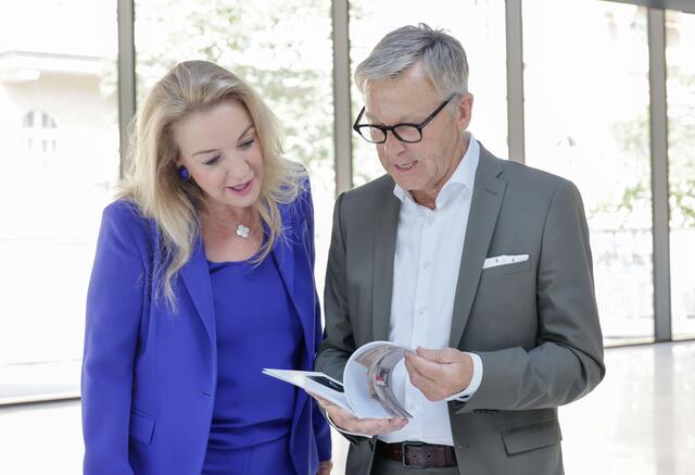 Die Präsidenten bei der Lektüre der Studie: Kristina Hammer und Peter Buchmüller. | Foto: SF / Franz Neumayr
