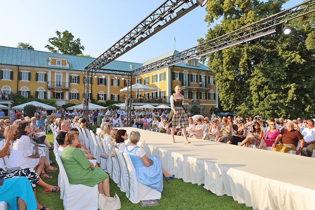 Weit über 300 Gäste kamen Dienstagabend zur Modenschau der Herbstkollektion 2024 des Dirndl- und Lederhosenspezialisten Gössl ins Gwandhaus Salzburg. | Foto: Uwe Brandl