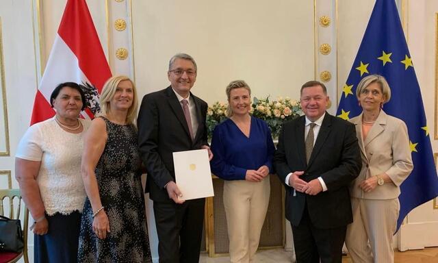 Bürgermeister a.D. Alois Resch mit seiner Familie bei der Überreichung mit Bundesministerin Susanne Raab und Landesrat Werner Amon mit Gattin. | Foto: ÖVP Deutschlandsberg