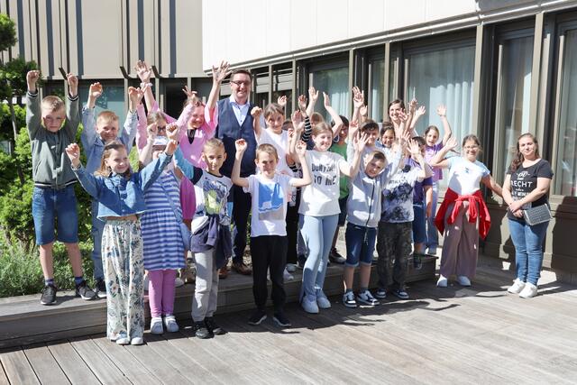 Bürgermeister Karl-Heinz Koll nahm sich Zeit für die Besucher aus den Trauner Volksschulen. | Foto: Stadtarchiv Traun