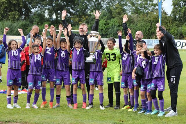 Die Sieger durften sich über einen Wanderpokal freuen, der in vier Jahren zu verteidigen gilt. | Foto: SPG Braunau-St. Peter-Ranshofen