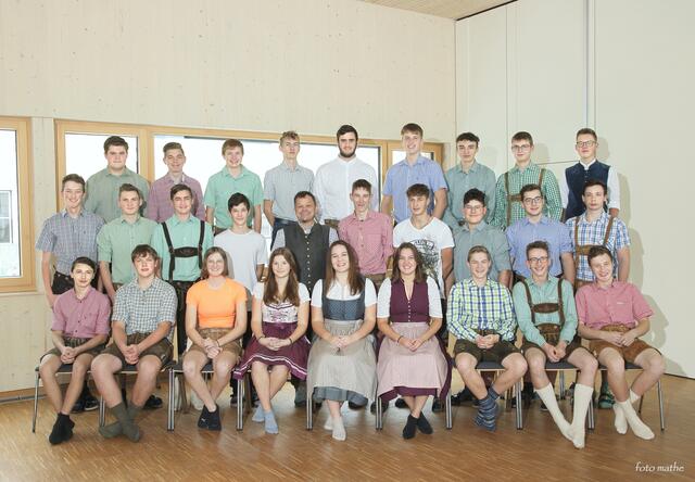 Abschlussklasse 3. Jahrgang
Erste Reihe v. l.: Manuel Kastner, Jonas Magauer, Chiara Hannaberger, Bettina Sauerkern, Franziska Nimmervoll, Sophia Leitner, Felix Löffler, Julian Pirkelbauer, Tobias Wolfmayr,
Zweite Reihe v. l.: Michael Leithner, Peter Leeb, Markus Fischerlener, Alexander Grillnberger, Klassenvorstand Klaus Kobler, Daniel Schrattner, Nico Mairhofer, Johannes Kriegner, Niklas Altendorfer, David Deschka
Dritte Reihe v. l.: Sascha Rammerstorfer, Matthias Wöss, Fabian Katzinger, Stefan Schröger, Tobias Wolkerstorfer, Paul Keplinger, Laurin Ziegler, Markus Koller, Markus Keinberger
Nicht am Bild: Matthias Birngruber | Foto: Mathe