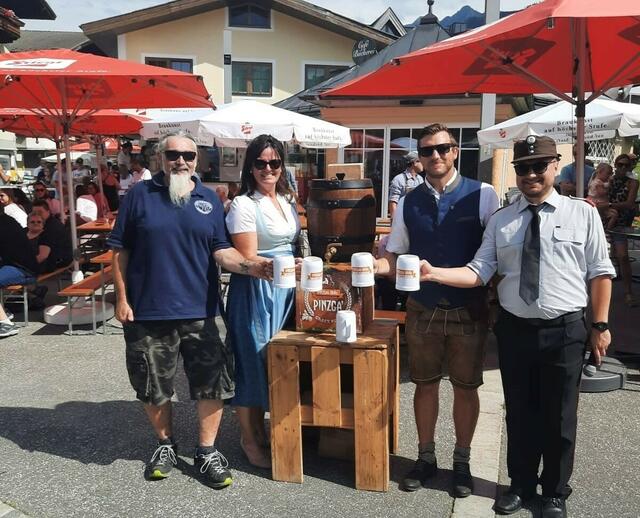 Vlnr.: Hans-Peter Hochstaffl (Inhaber Pinzgau Bräu), Bürgermeisterin Barbara Huber, Vizebürgermeister Jakob Schwab und Christian Riess (ARGE-Obmann Dorffest 2024). | Foto: Gemeinde Bruck
