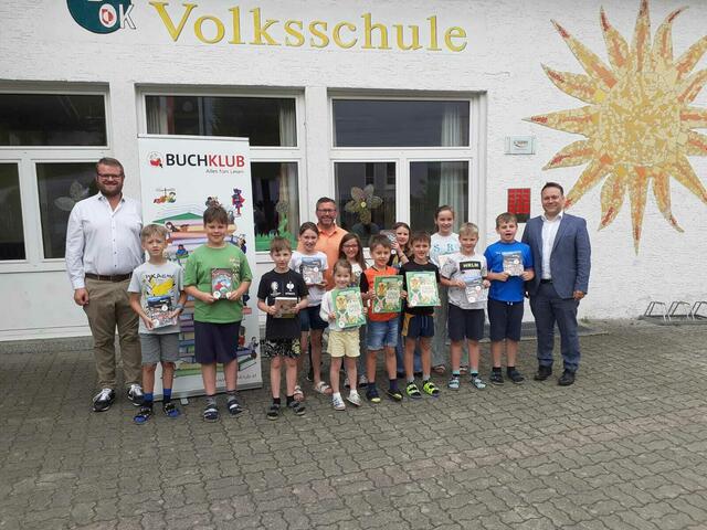 Daniel Altendorfer (Gemeinderat Ausschuss für Schul-, Kindergarten-, Kultur-, Sport-, Jugend- und Familienangelegenheiten), Gernot Krenn (Direktor Volksschule Oberkappel), Manuel Krenn (Bürgermeister Gemeinde Oberkappel) mit Kindern der VS Oberkappel. | Foto: Buchklub