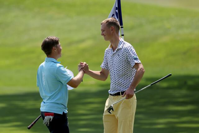 Thomas Austin (AUT, l.) mit dem führenden Schweden Neo Berg auf Loch 18. | Foto: GEPA-Pictures