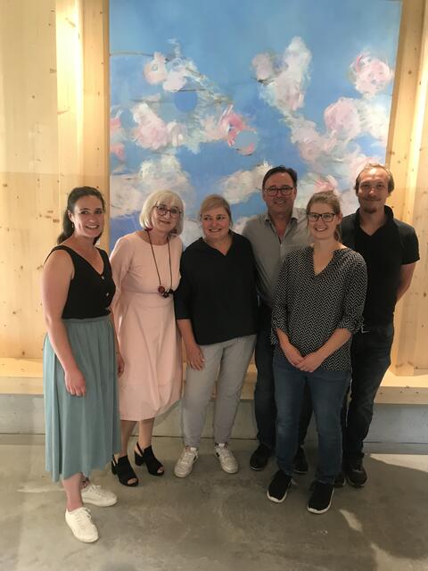 Gute Laune bei den Organisatoren und der Künstlerin anlässlich der Vernissage. | Foto: lech:tember