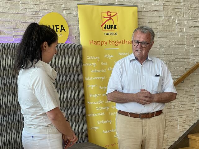 Mag. Ulrike Grochot, Leitung Unternehmenskommunikation, und Hans Niessl, ehemaliger Landeshauptmann des Burgenlandes, bei der Jubiläumsfeier des JUFA Hotels in Neutal.