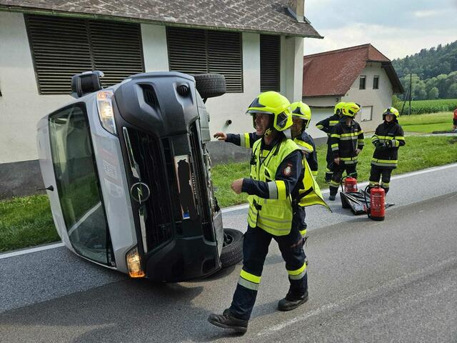 Der Kleintransporter kam quer über der Fahrbahn auf der B70 zum Liegen. | Foto: FF Köppling