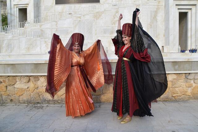 Zwei Tänzerinnen präsentieren vor der Aufführung ihre Kostüme und streifen durch die Menschenmasse. | Foto: Katharina Podiwinsky RMA