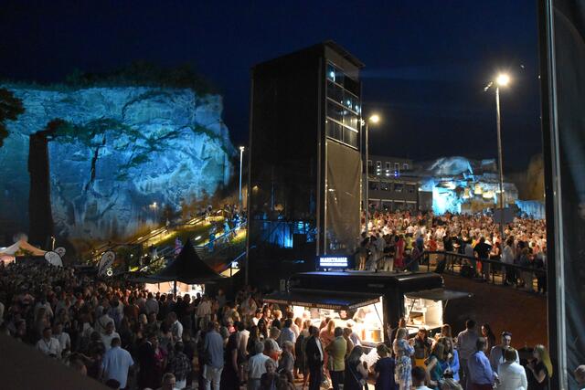 Pause bei der Oper im Steinbruch, bevor die Aufführung in einem spektakulären Finale mündet. | Foto: Katharina Podiwinsky RMA